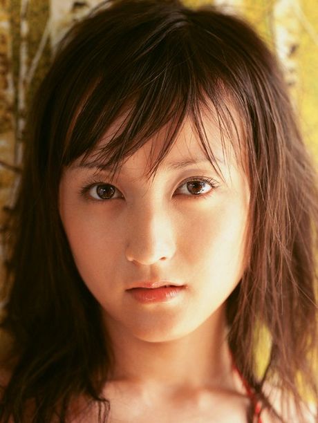 Cute gravure idol in lingerie allures with her big brown eyes