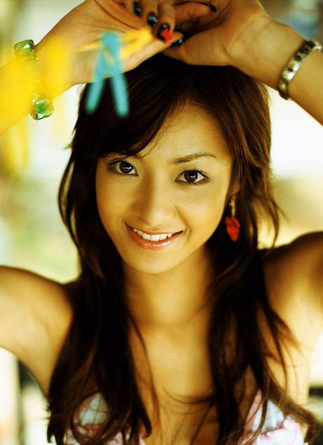 Short haired gravure idol tantilizes with her big brown eyes