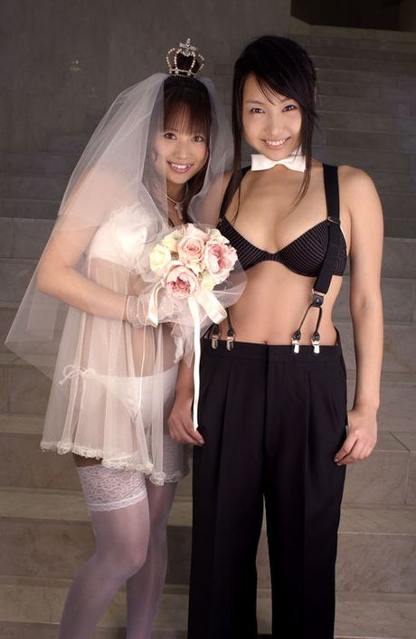 Two gravure idol hotties posing as wife and wife in their bikinis