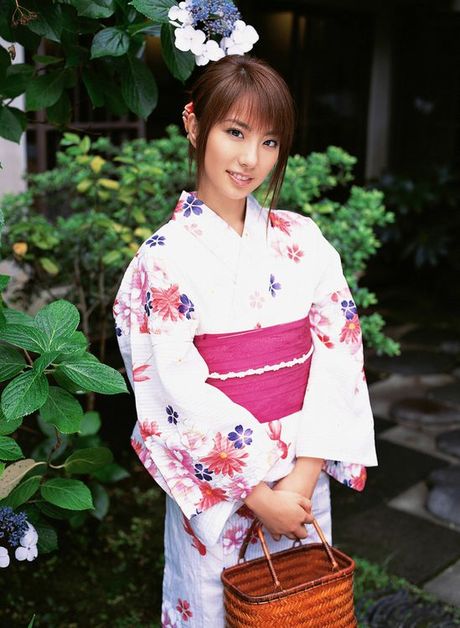 Beautiful gravure idol goddess melts your heart in her kimono