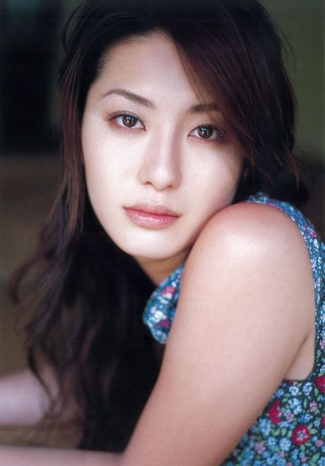 Steamy gravure idol is incredibly sexy in her black bikini