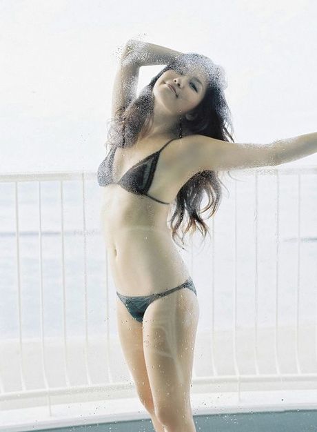 Enchanting asian beauty is incredibly stunning in her bikini