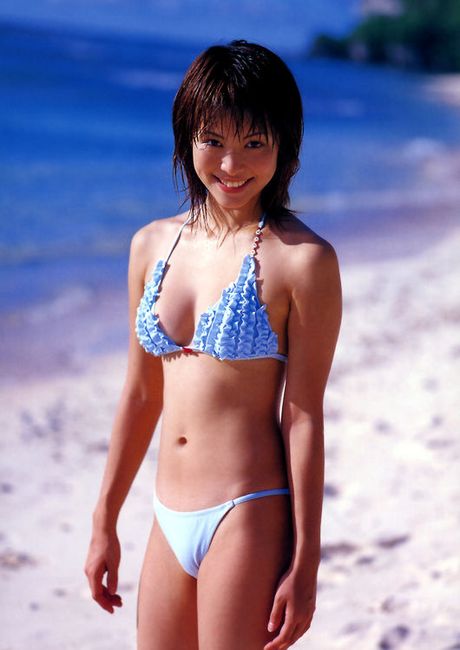 Beautiful short haired gravure idol is stunning in her bikini