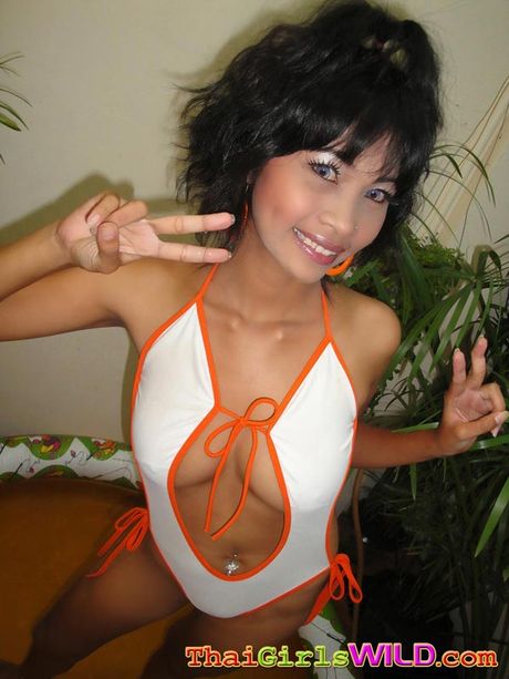 Thai GF posing and getting naked for her boyfriend caught on camera