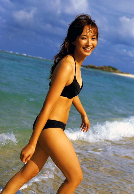 Gravure goddess is stunningly beautiful in her black bikini
