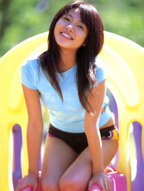 Adorably cute gravure idol babe in a blue t shirt and bikini