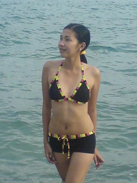 Sexy amateur Asian girls having a good time at the beach
