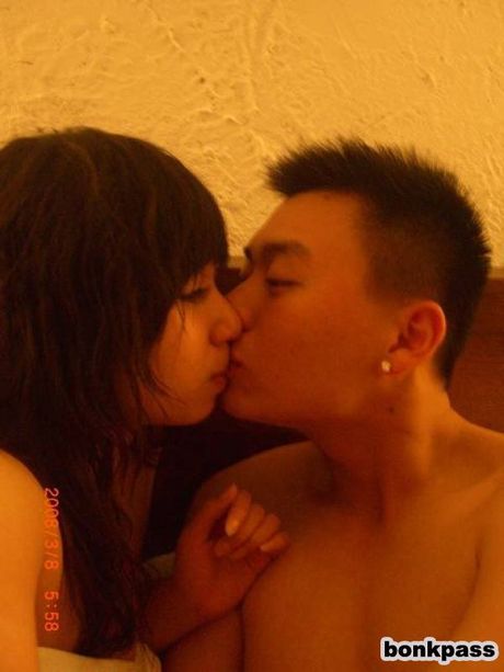 Amateur Chinese couple satisfying their bukake fantasies
