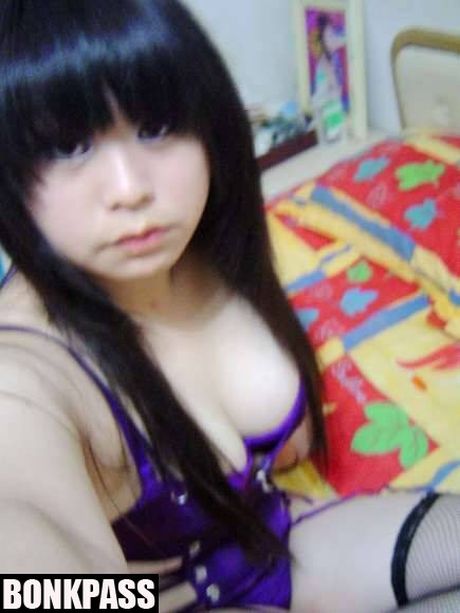 Chubby Chinese girl fucking with boyfriend in motel