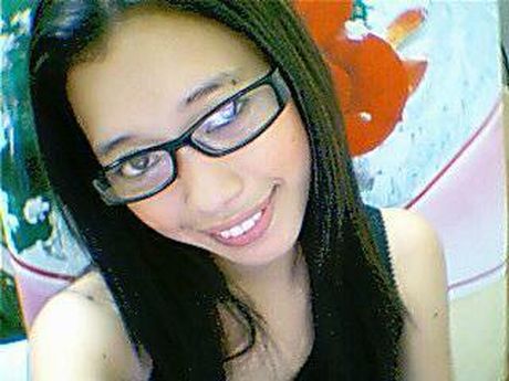 Sweet Filipina teen looking really slim and sexy