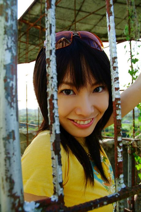 Flirty asian babe poses and shows off her sexy body in a bikini