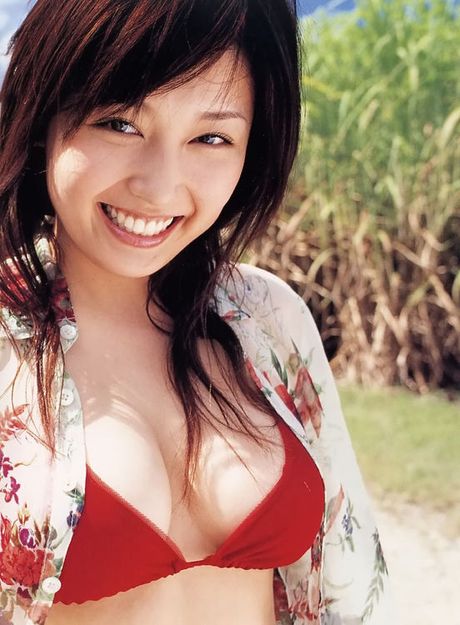 Tantilizing asian beauty exhibits her delicious body in a bikini