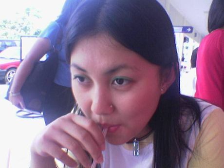 Filipina girl can still text before sucking a cock