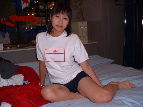 Chinese teen girl enjoys taking nude pictures too