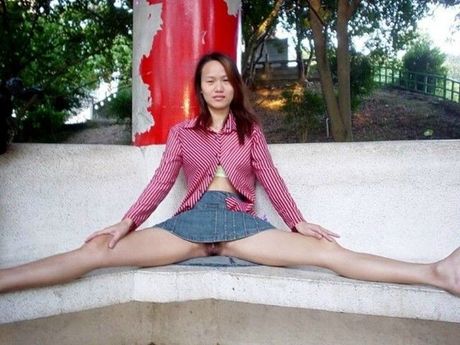 Asian amateur girl strips and shows her hot ass and tits in the park