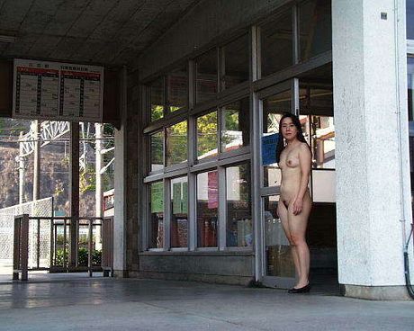 Asian amateur girl strips and shows her hairy cunt in the public park