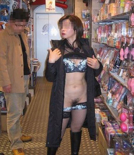 Asian amateur girl shows her big ass and tits in a public park