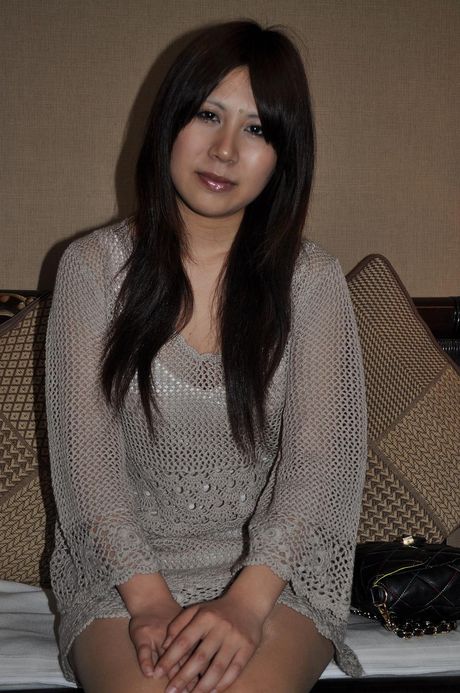 Shy Japanese MILF eagerly received cock in pussy