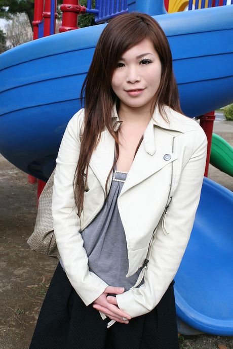 Shaved pussy Japanese MILF gets fucked