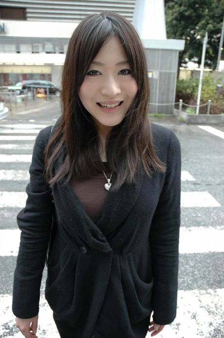 Sexy Japanse teen showers and has sex