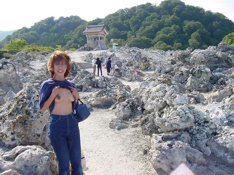 Japanese amateur woman strips and shows her hairy pussy in the public park