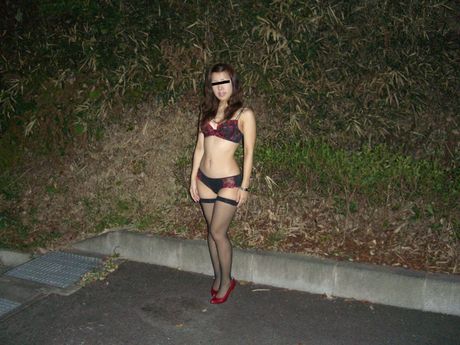 Asian amateur teen strips and shows her big booty and tits in public