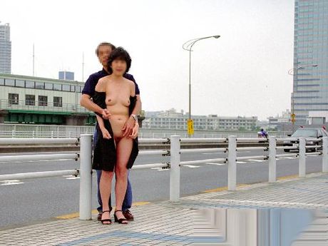 Japanese lady strips and shows her sexy booty and tits in a public place