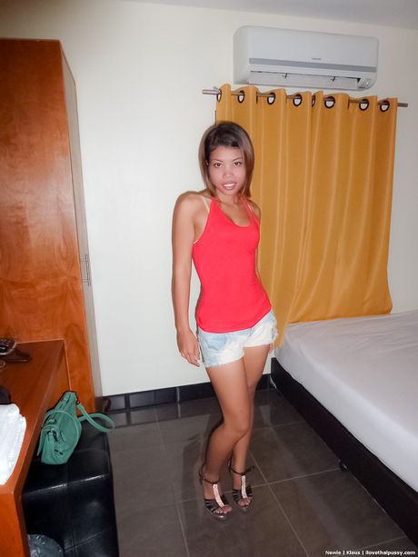 Bubble butt Thai amateur Newie fucked with no condom