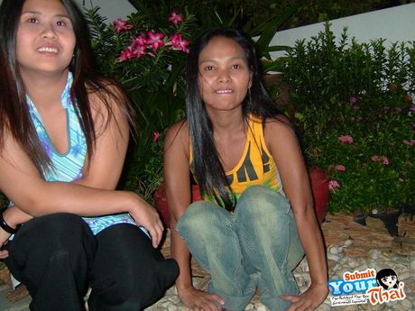 Thai girlfriends in sexy threesome