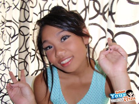 Thai girlfriend gives her guy a blowjob and he gives her a creampie