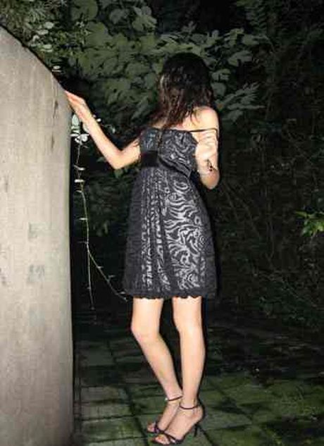 Asian amateur girl strips and shows her hot ass and tits in the public