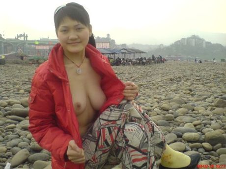 Japanese lady strips and unveils her curves in the public place