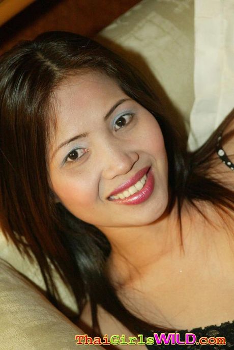 Slender Thai girlfriend O shows off for her man who takes pics of her