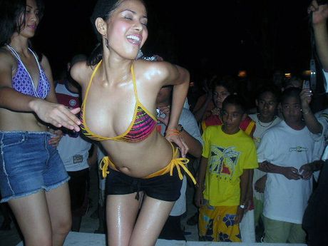 girsl getting a little lesbianistic in these mixed azn pics 2