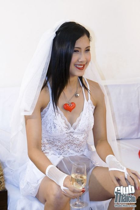 Thai brides maid Miko with bride Min