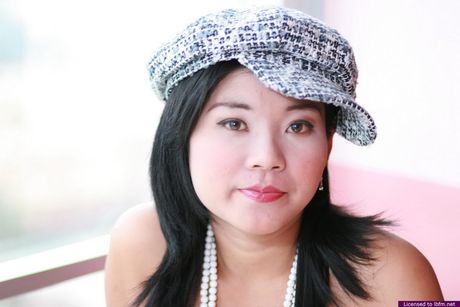 This full bodied bar hooker spreads her legs to flash her inviting shaved heavens door