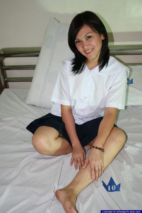 This sexy college student sells her mouth and pussy to make some cash