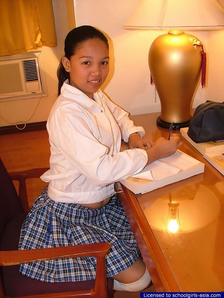 Superb college student shoving a big sex toy up her tight bald pussy