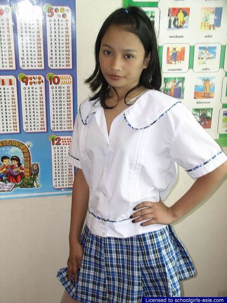 Petite cutie dropping her panties before fingering her bald cunny