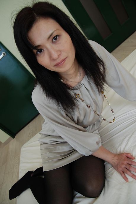 Mature Japanese babe Chisato Miura spreads her legs to reveal her pussy ready to take in cum.