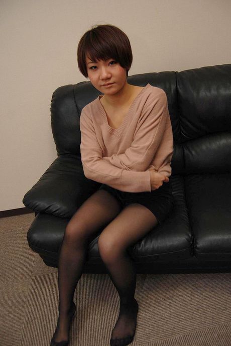 Japanese teen Hiraku Nakatani teases herself with sex toys and is ready for a hard dig