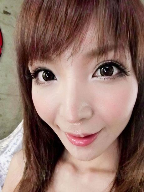 Riona Suzune drips lotion on her shiny shaved pussy and stimulates it with a vibrator! Catch semen with your mouth from double blowjob!