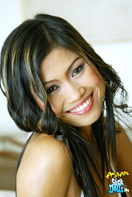 Incredibly hot Thai babe Fon shows off her sexy body and prepares to suck cock