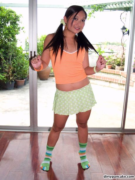 Amateur Pancake loves to wrap her Asian lips around cock