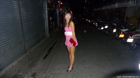 Bareback sex for slim Thai gogo whore from Soi 7 Pattaya