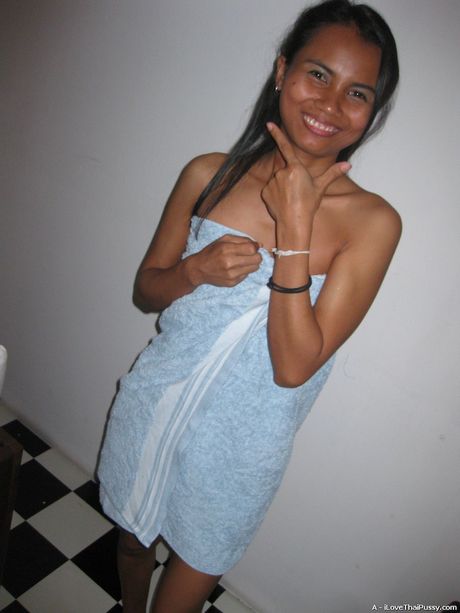 Skinny Pattaya whore fucked with no condoms short time