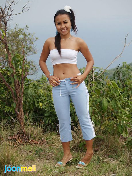 Adorable Asian teen flaunts her bubble butt in Capri pants