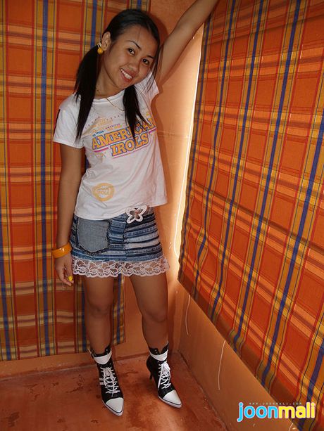 Thai teenager exposes buns and panties in a sexy upskirt