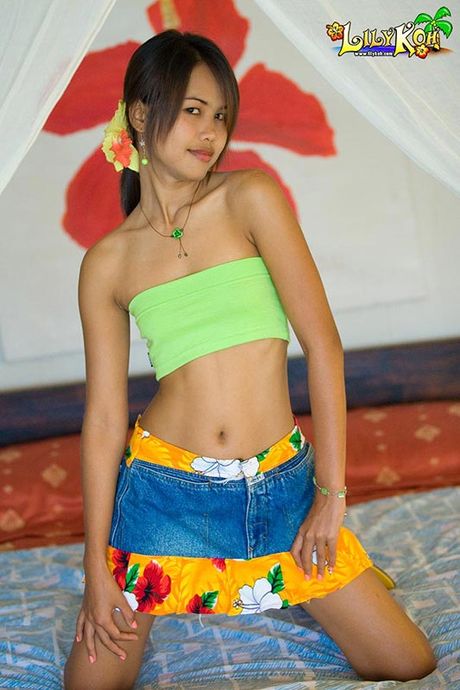 Lily Koh raises tropical skirt and shows panties and bottom