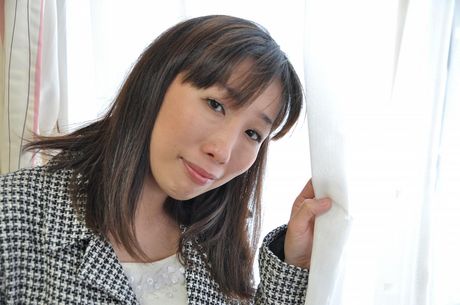 Mature Japanese babe Rumi Hirose enjoys sex toys penetrating her hairy pussy.